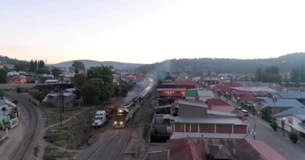 Aerial Rolling Drone Shot Chepe Passenger Train Creel Chihuahua Meksyk — Wideo stockowe