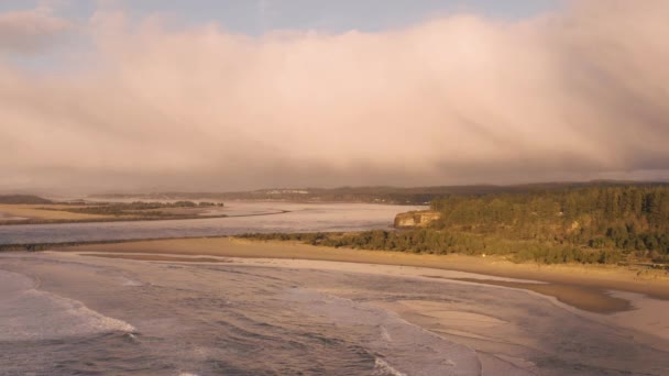 Stationary Drone Footage Waves Coming Ashore Bastendorff Beach Coos Bay — Stockvideo