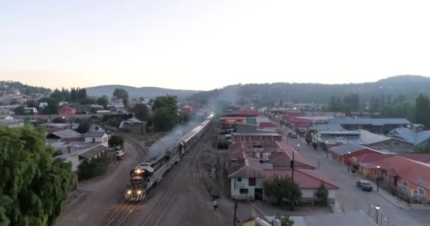 Aerial Rolling Shot Chepe Passenger Train Creel Chihuahua Mexico — Vídeo de Stock