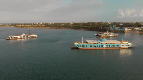Ferries Cruzando Nuevo Puerto Mombasa Kenia Inyecciones Aéreas — Vídeo de stock