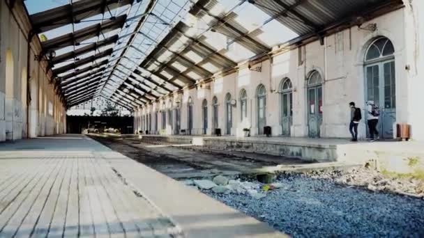 Building Train Station Platform Heritage Travel Peolple Övergiven Solig Gammal — Stockvideo