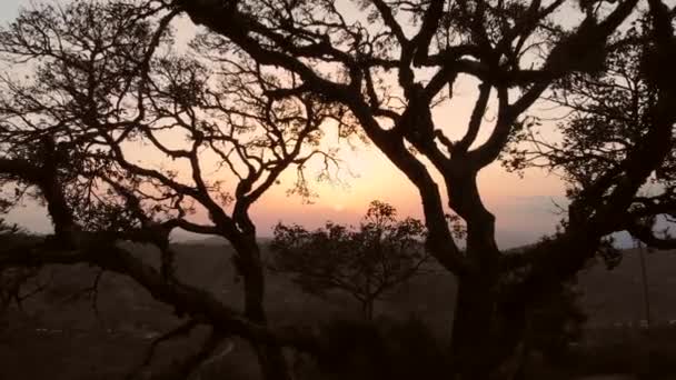 ケニアの日没時にタイタヒルズの山の中の小さな村 タンザニアのキリマンジャロを背景に 空中射撃 — ストック動画