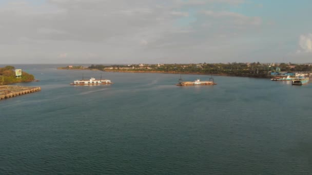 Ferries Cruzando Nuevo Puerto Mombasa Kenia Inyecciones Aéreas — Vídeo de stock