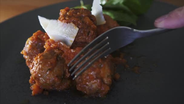 Primer Plano Hombre Comiendo Albóndigas Salsa Tomate Plato Bien Presentado — Vídeos de Stock