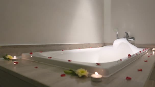 Romantis Jacuzzi Dengan Lilin Dan Kelopak Warm Bathroom — Stok Video