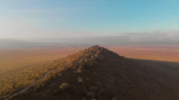 Napkelte Lions Bluff Üdülőhelyen Tsavo Westben Kenyában Légi Felvételek — Stock videók