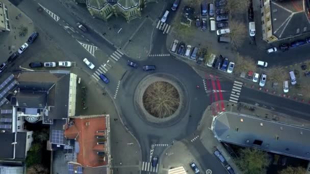 Drohne Fliegt Zeitraffer Über Kreisverkehr — Stockvideo