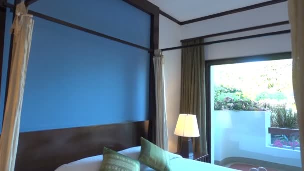 Panela Abaixo Parede Azul Quarto Hotel Uma Cama Fourposter — Vídeo de Stock