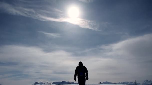 Homem Caminhando Neve Topo Montanha Com Sol Fundo — Vídeo de Stock