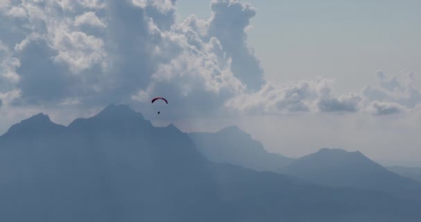 Parapente Vuela Sobre Montañas Nubes — Vídeos de Stock