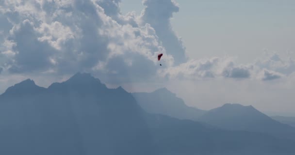 Parapente Vuela Sobre Montañas Nubes — Vídeos de Stock