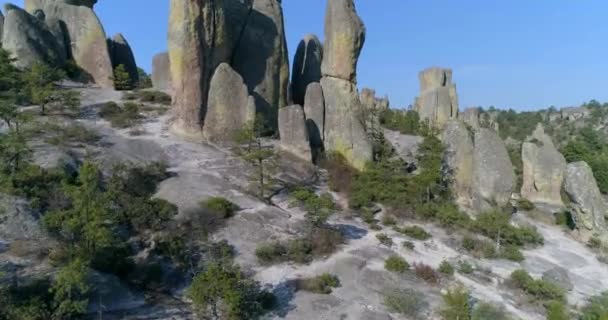Voar Aéreo Através Tiro Formações Rochosas Enormes Valle Perda Monies — Vídeo de Stock