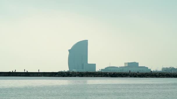 Barcelona Strand Siluett Med Utsikt Över Piren Och Barcelona Byggnaden — Stockvideo