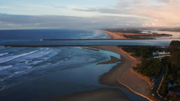 Drone Volando Alto Sobre Bastendorff Beach Cerca Coos Bay Shore — Vídeos de Stock