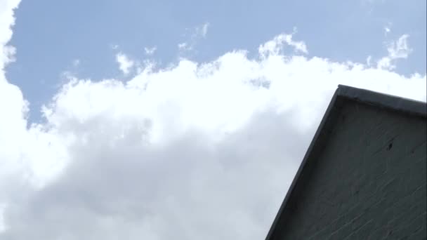 云彩掠过建筑物的时间流逝 — 图库视频影像