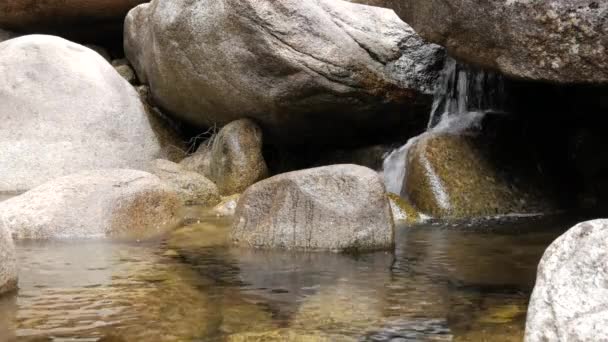 平静的河流瀑布流入岩石池 — 图库视频影像