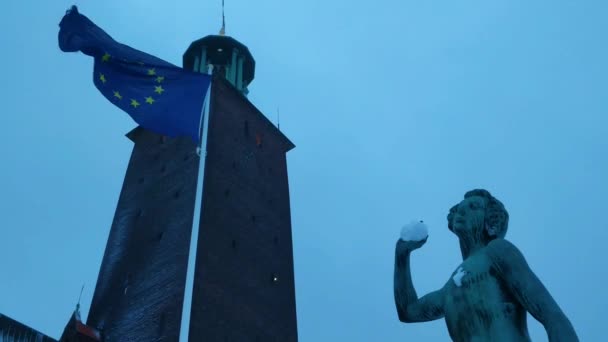 Hôtel Ville Stockholm Statue Des Femmes Drapeau Soufflant — Video