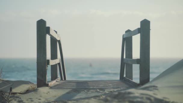 Червона Бухта Плаває Грубому Морі Сходами Вниз Пляжу Фокус Сходах — стокове відео