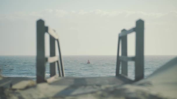 Bouée Rouge Flottant Dans Mer Agitée Avec Escalier Jusqu Plage — Video