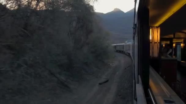 Vista Desde Ventana Tren Movimiento Través Paisajes Áridos Atardecer — Vídeo de stock