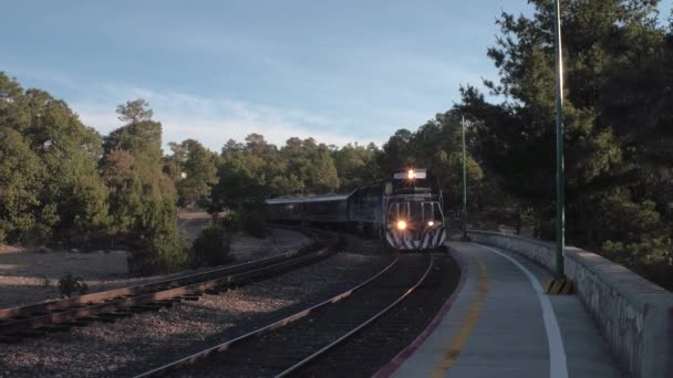 Vlak Cheep Express Přijíždí Vlakové Nádraží Divisadero Barrancas Del Cobre — Stock video