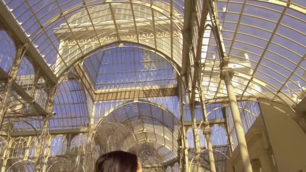 レティーロ パーク マドリードでパラシオ クリスタルを楽しむ女性観光客 — ストック動画