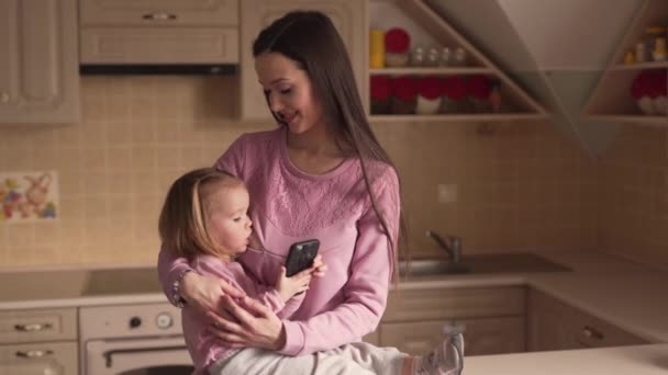 Jong Zorgzame Liefdevolle Familie Ouders Samen Met Kleine Dochter Medium — Stockvideo