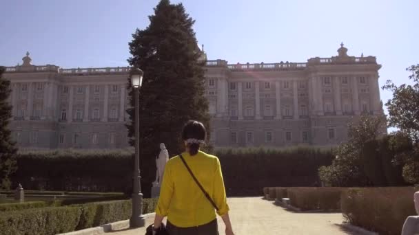 Jardines Sabatini Yürüyen Kadın Turist Palacio Real Madrid Spanya — Stok video