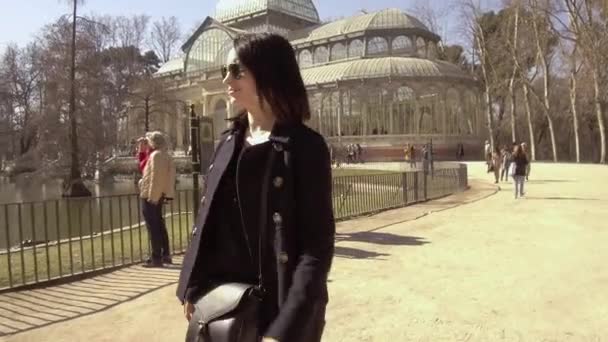 Mulher Caminhando Parque Retiro Com Palácio Cristal Fundo — Vídeo de Stock