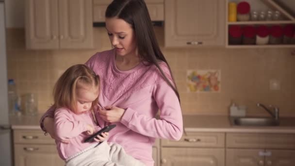 Jovem Mãe Amamentando Criança Filha Brincando Com Smartphone Tiro Médio — Vídeo de Stock
