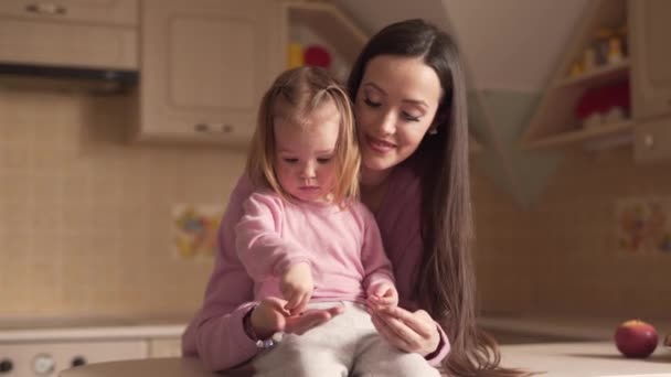 Menina Bebê Com Olhar Sério Seu Rosto Tomando Moedas Mão — Vídeo de Stock
