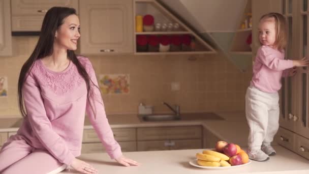 Adorável Bebê Menina Levanta Mesa Cozinha Casa Família Enquanto Jovem — Vídeo de Stock