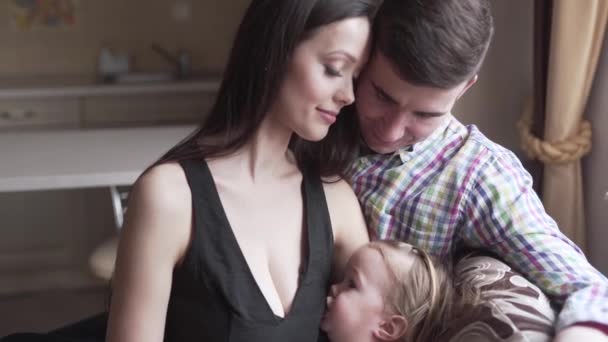 Jovem Casado Amante Casal Caucasiano Sentado Sua Casa Enquanto Mãe — Vídeo de Stock