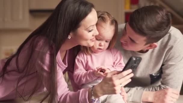 Familia Tres Con Adorable Bebé Niña Pasar Tiempo Cocina Chica — Vídeo de stock