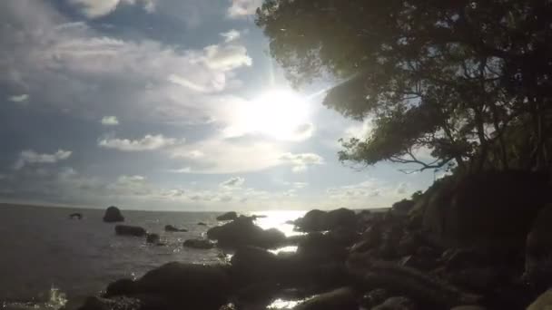 Красивый Закат Над Горным Пляжем — стоковое видео