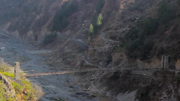 Kuru Bir Nehir Manzarası Yaya Köprüsü Köprüde Yürüyen Insanlar Dağlardaki — Stok video