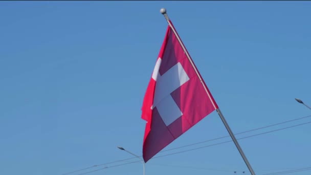 Švýcarská Vlajka Plovoucí Větru Jasně Modrou Oblohou Pozadí — Stock video