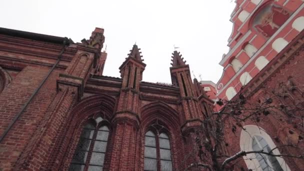 Baixo Ângulo Tiro Uma Igreja Tijolo Vermelho Dia Nublado Panning — Vídeo de Stock