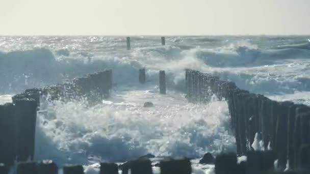 海浪猛烈冲击北海的断浪器杆恶劣的天气和大风 — 图库视频影像