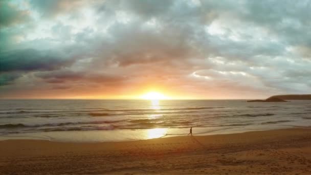 Flygdrönare Stiger Skott Stranden Soluppgång Med Joggare Coffs Harbour — Stockvideo