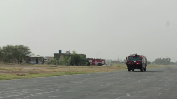 Último Camión Bomberos Carretera Las Luces Emergencia Están Parpadeando Vista — Vídeo de stock