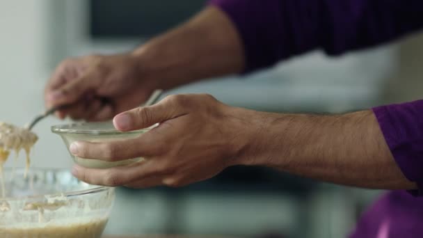 Eine Nahaufnahme Zeigt Einen Mann Der Die Süßigkeiten Aus Der — Stockvideo