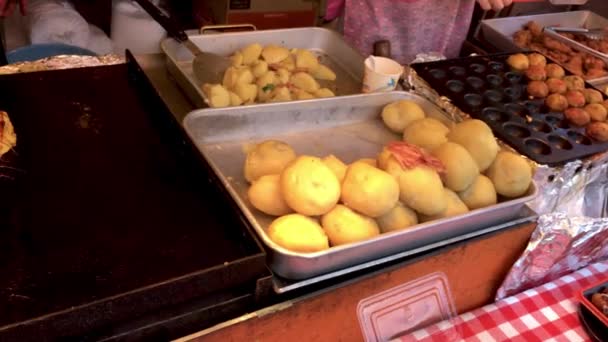 Japanse Straat Voedsel Kraam Verkopen Okonomiyaki Takoyaki Aardappelen Gebakken Kip — Stockvideo