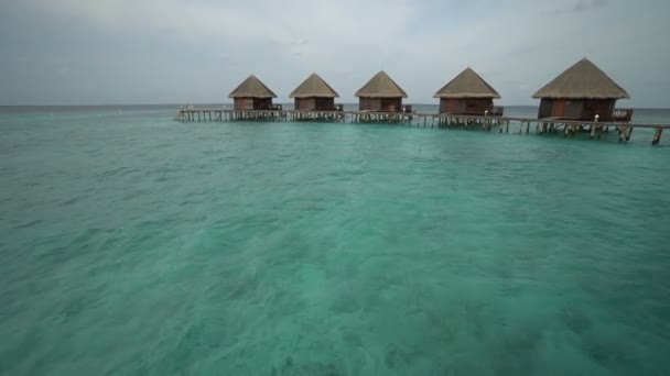 Uma Linha Luxo Sobre Moradias Bangalô Água Uma Ilha Tropical — Vídeo de Stock