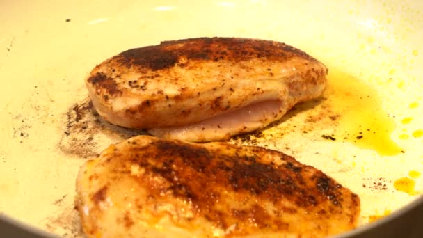 Закрыть Курицу Жарящую Сковороде — стоковое видео
