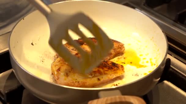 Frango Sendo Frito Uma Panela Fogão Gás — Vídeo de Stock