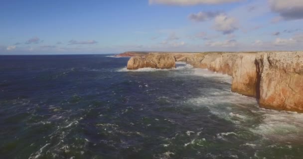 在欧洲最西南端的大浪 葡萄牙阿尔加维的Cabo Vicente和Sagres 空中射击 — 图库视频影像