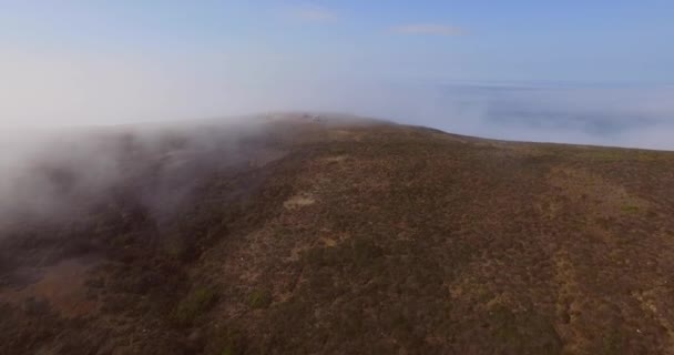 ポルトガルのアルガルヴェで大西洋から霧が発生します 空中射撃を明らかにする — ストック動画