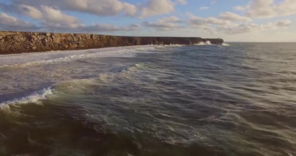 ヨーロッパの最も南西部の点で大きな波 ソビセンテとアルガルヴェのサグレス ポルトガル 空中射撃 — ストック動画