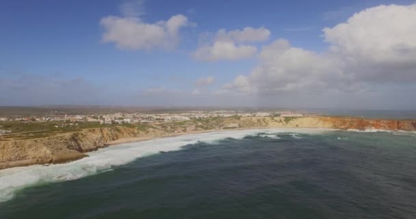 ヨーロッパの最も南西部の点で大きな波 ソビセンテとアルガルヴェのサグレス ポルトガル 空中射撃 — ストック動画